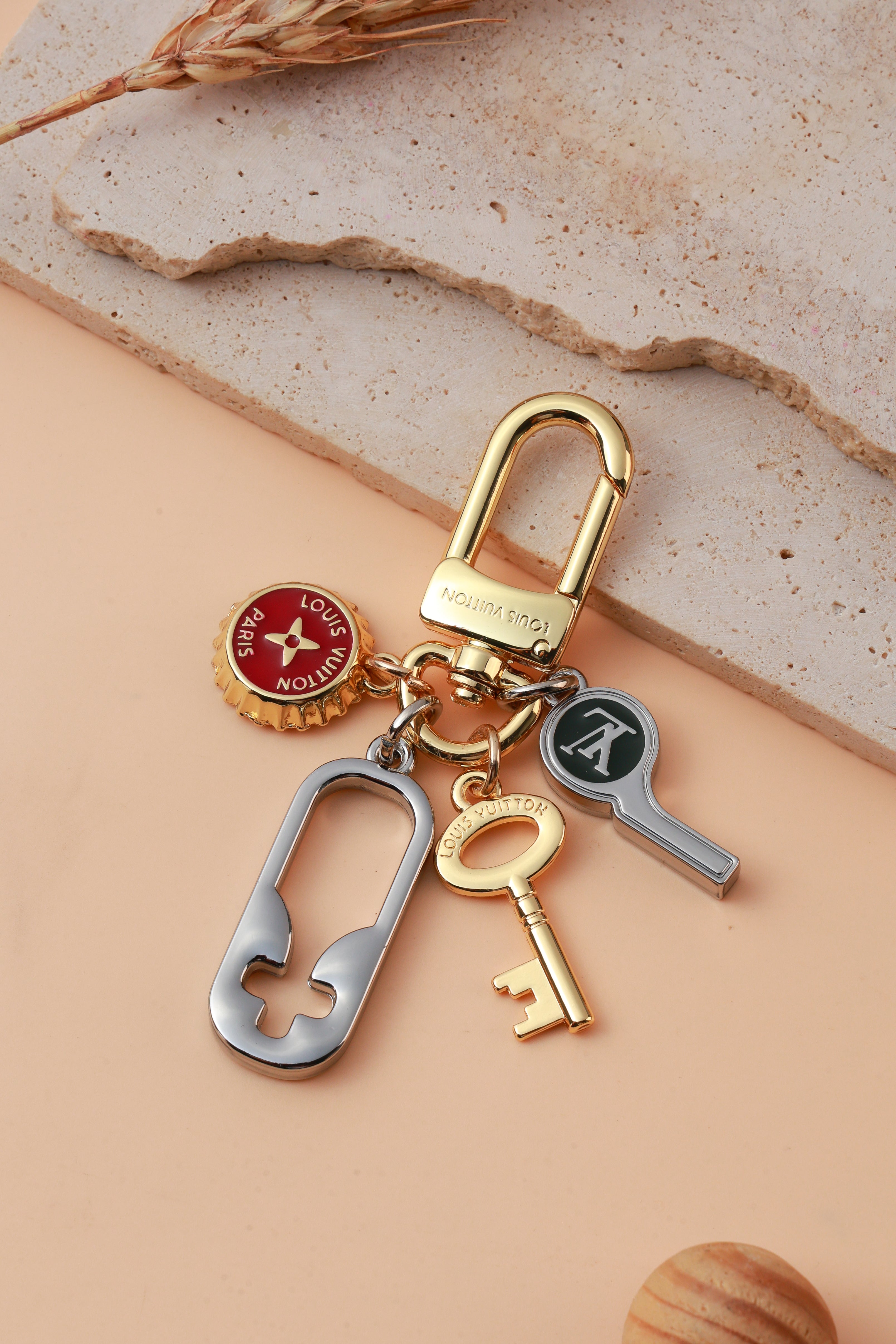 Elegant Daisy Bag Charm