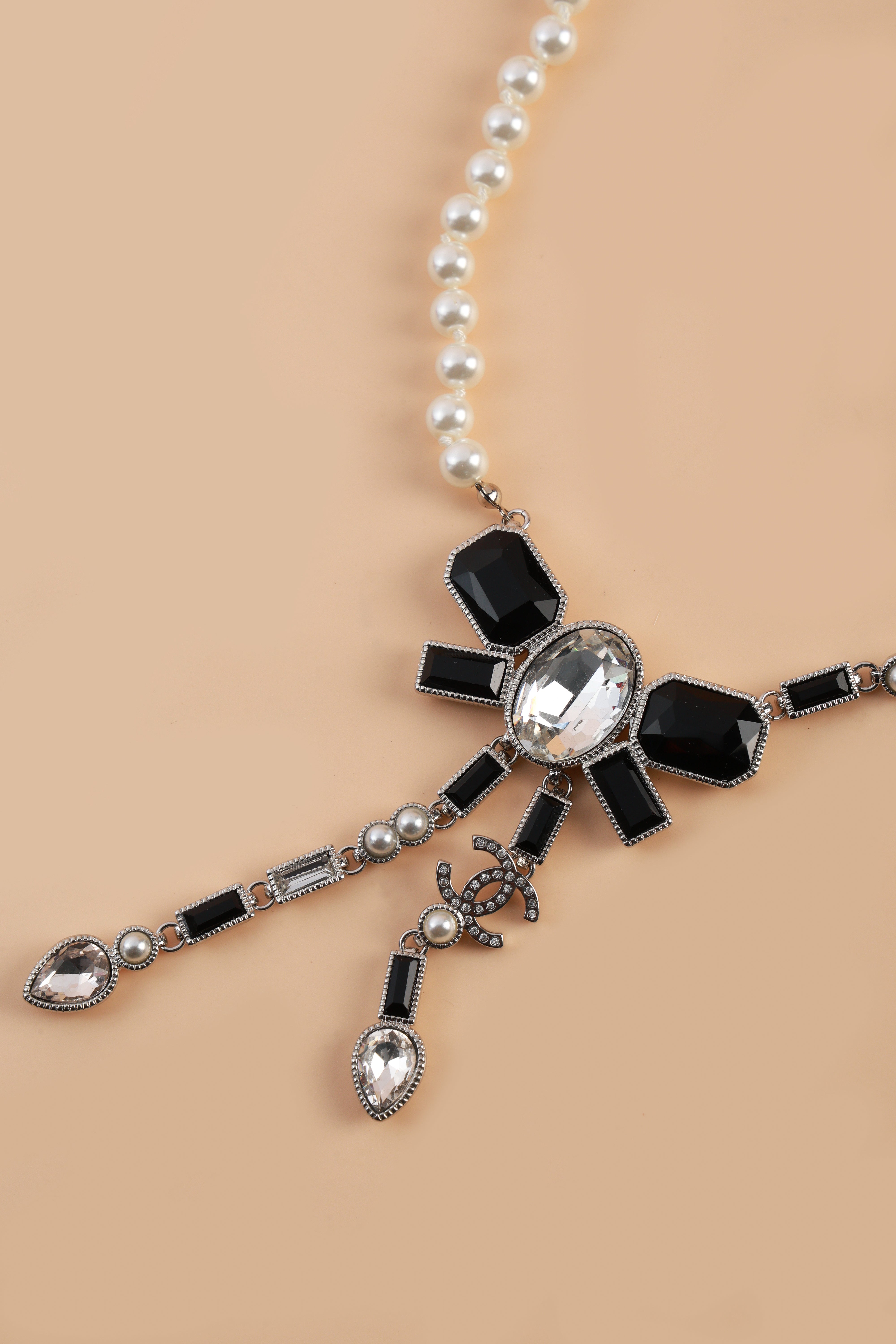 Ebon Pearl Neckchain