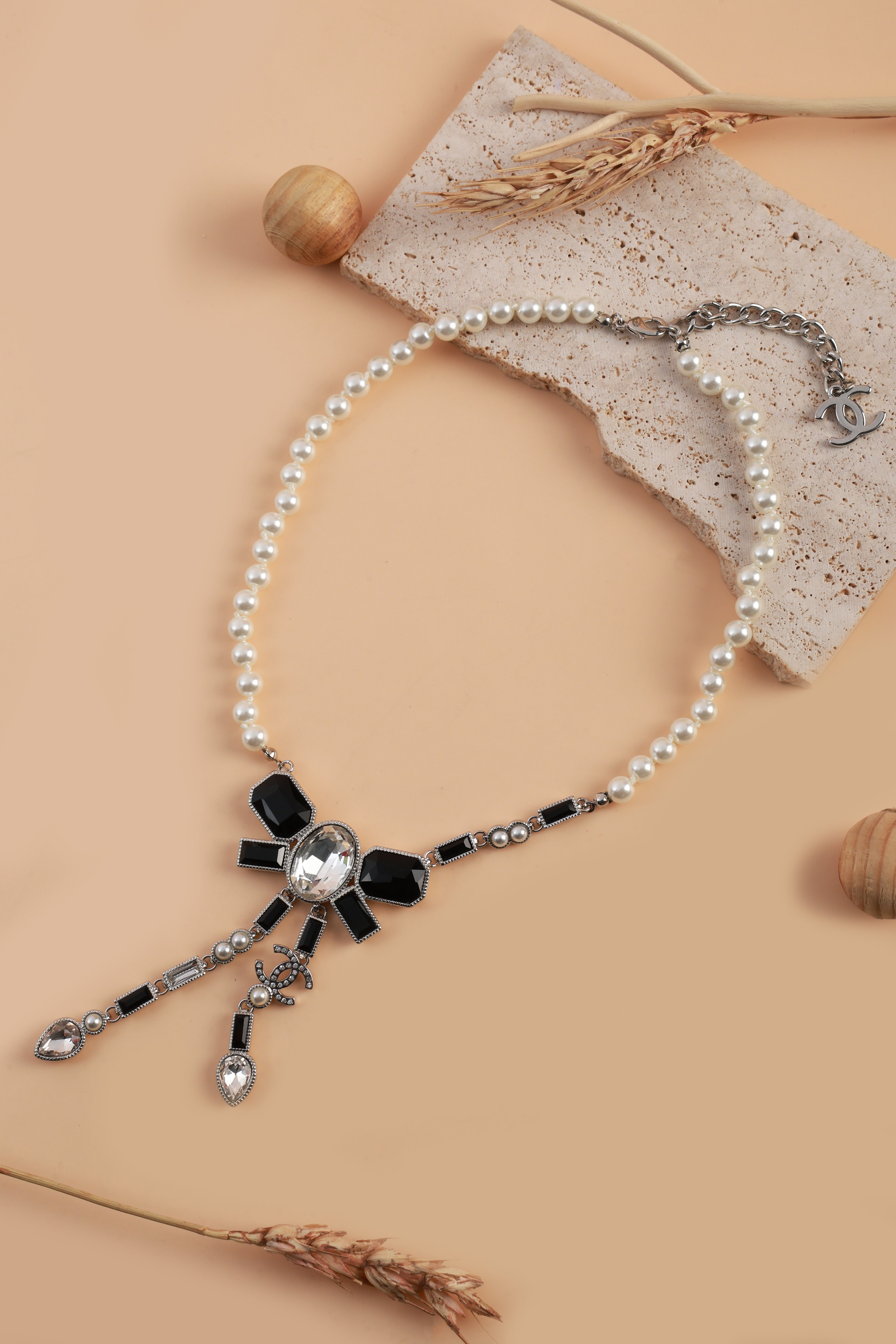 Ebon Pearl Neckchain