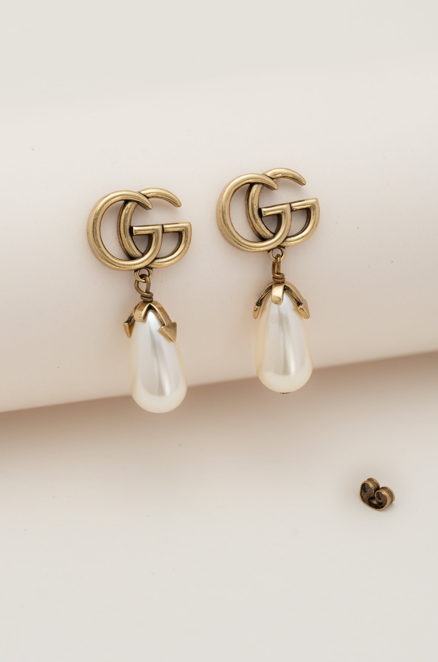 Glinting Pearl Guchi Earrings