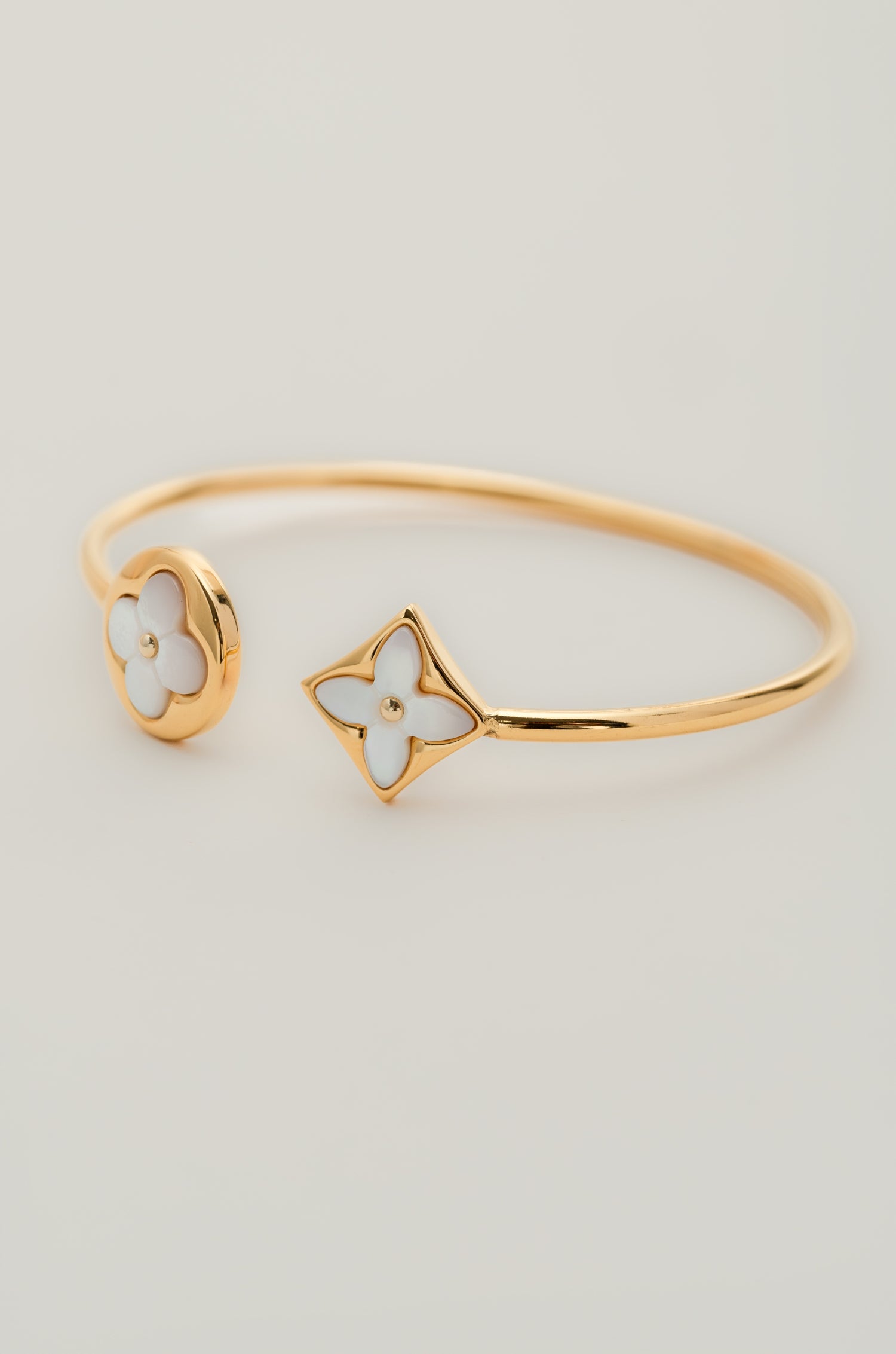 White Flower Embrace Elvy Bracelet