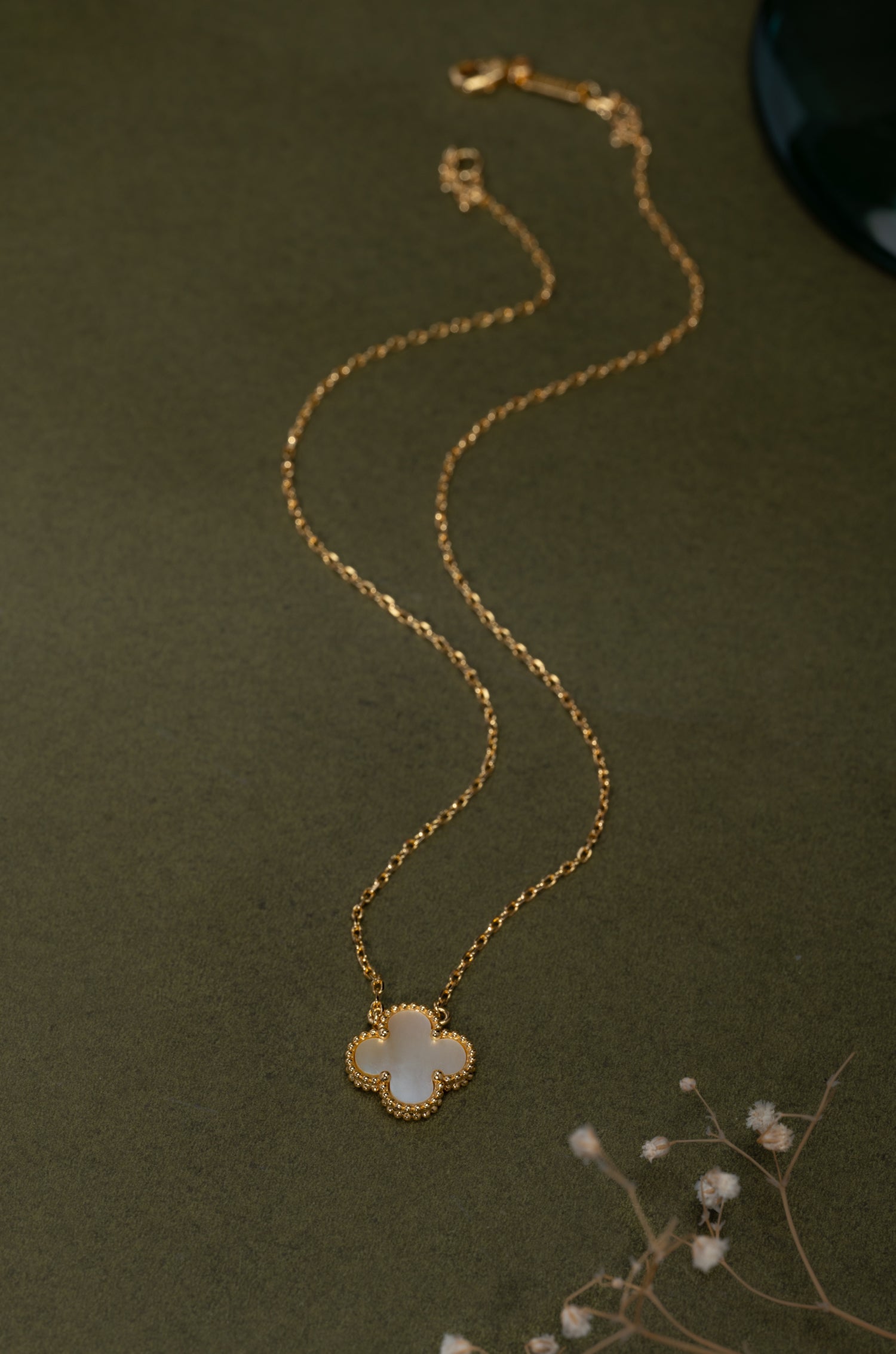 White Gem Clover Van Chief Neckchain