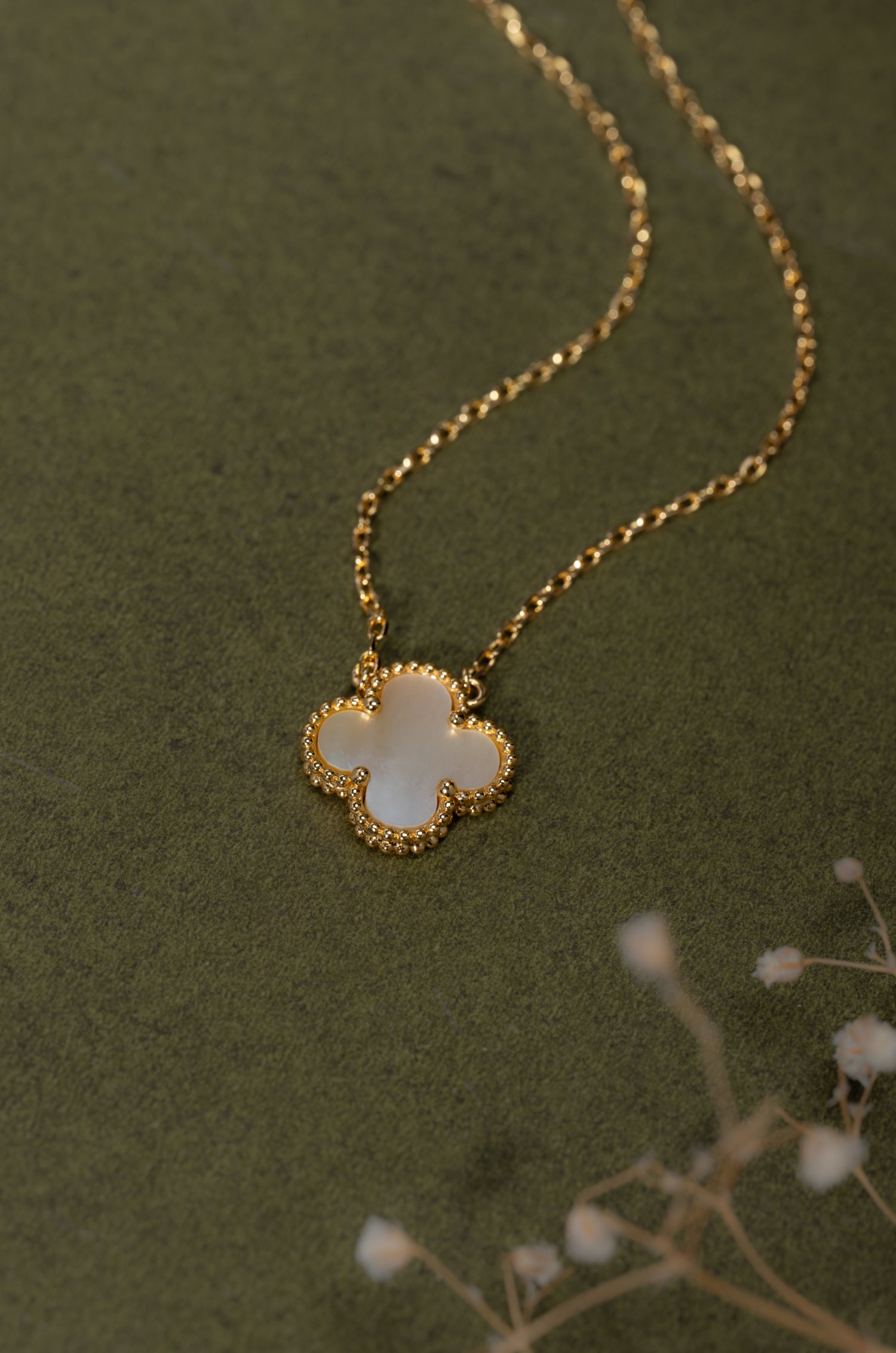 White Gem Clover Van Chief Neckchain