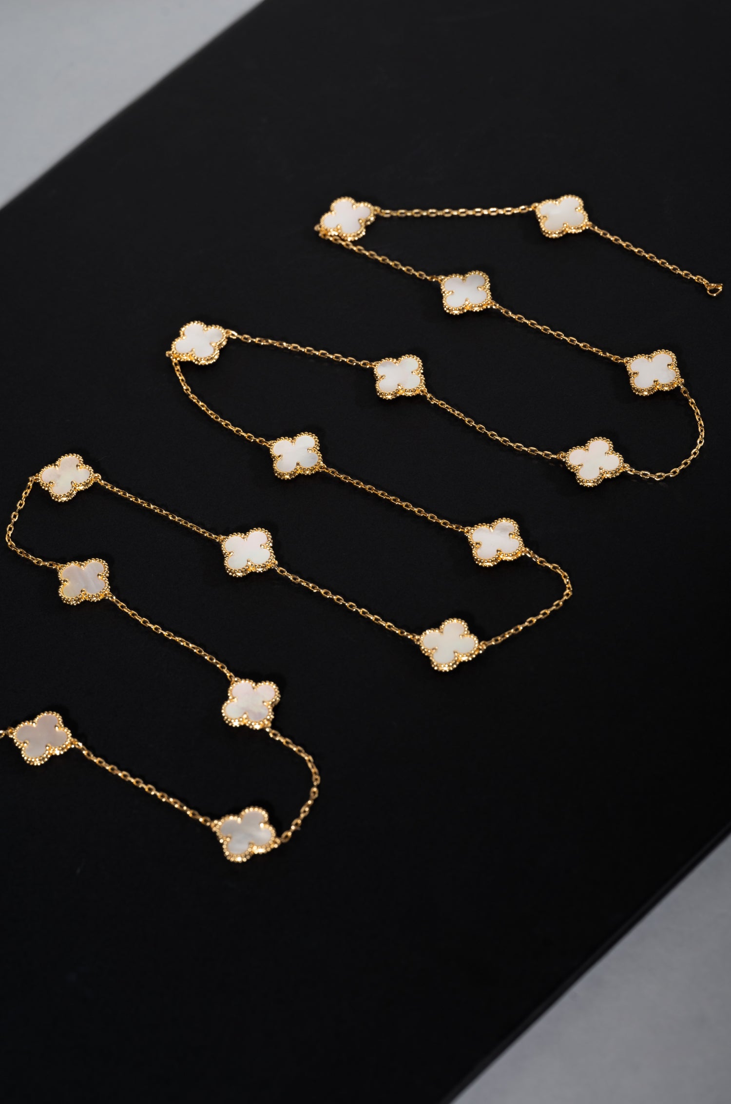 White Flower Cascade Van Chief Neckchain