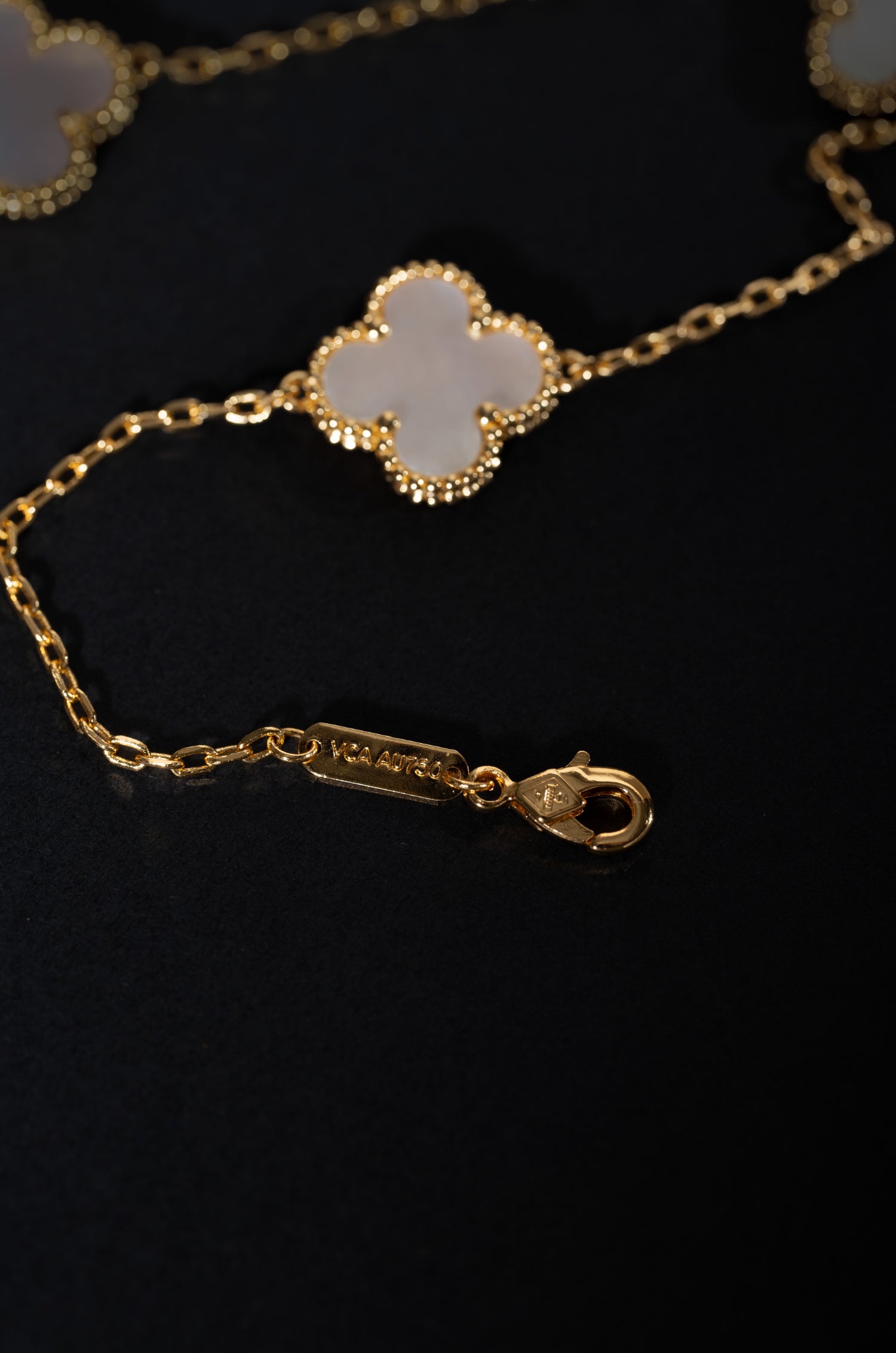 White Flower Cascade Van Chief Neckchain