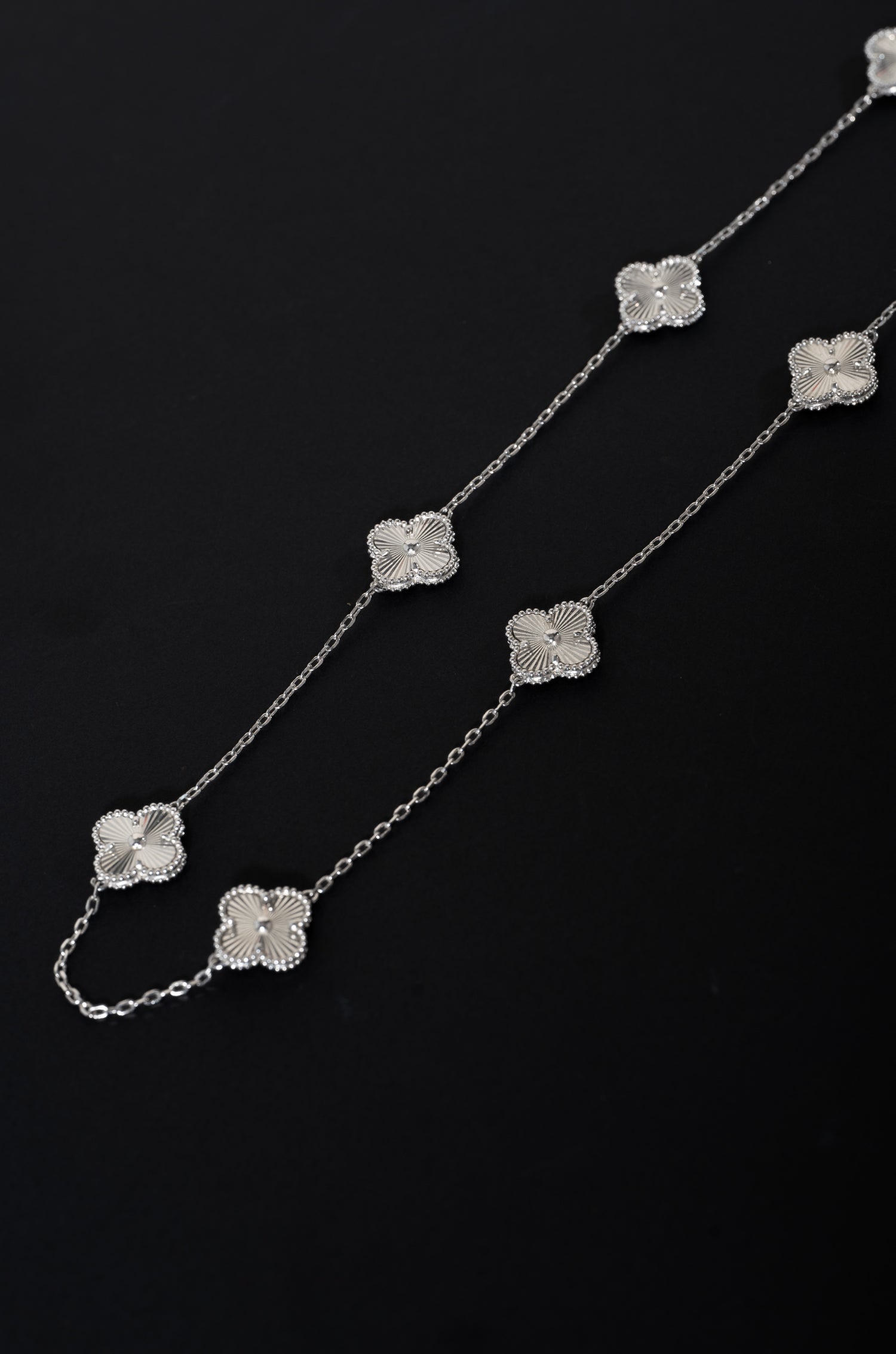 Gardenia Glow Van Chief Neckchain