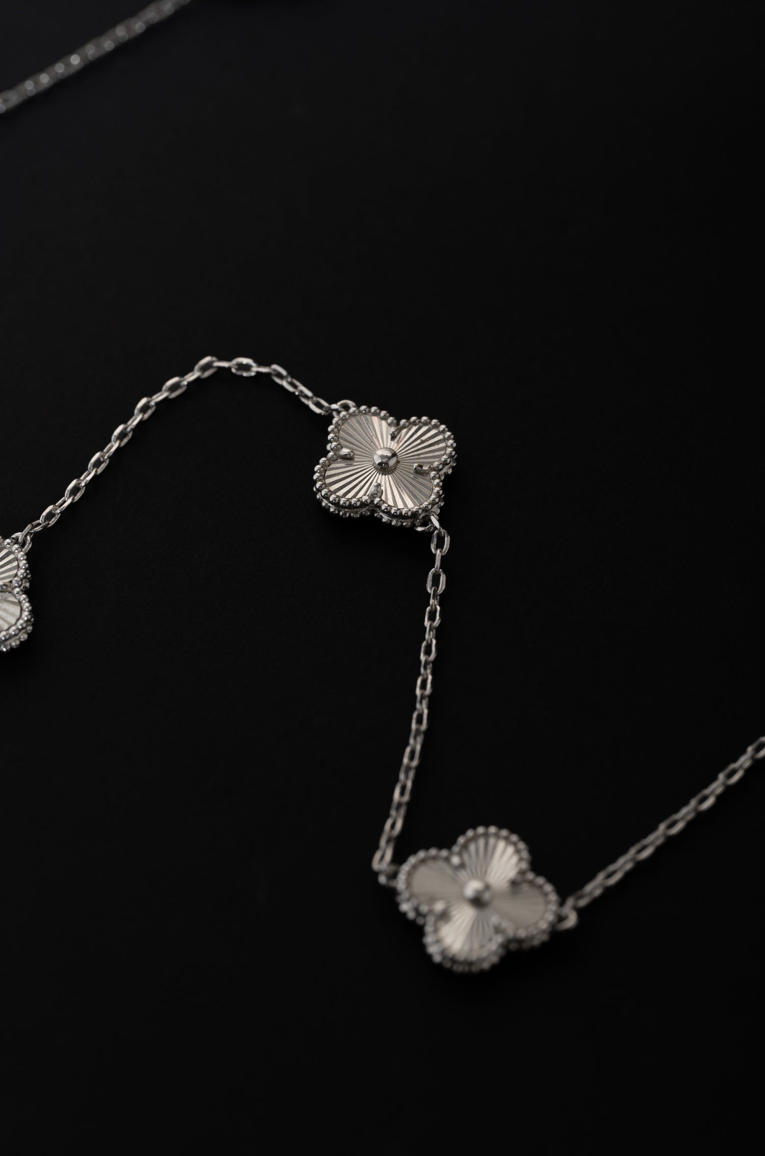 Gardenia Glow Van Chief Neckchain
