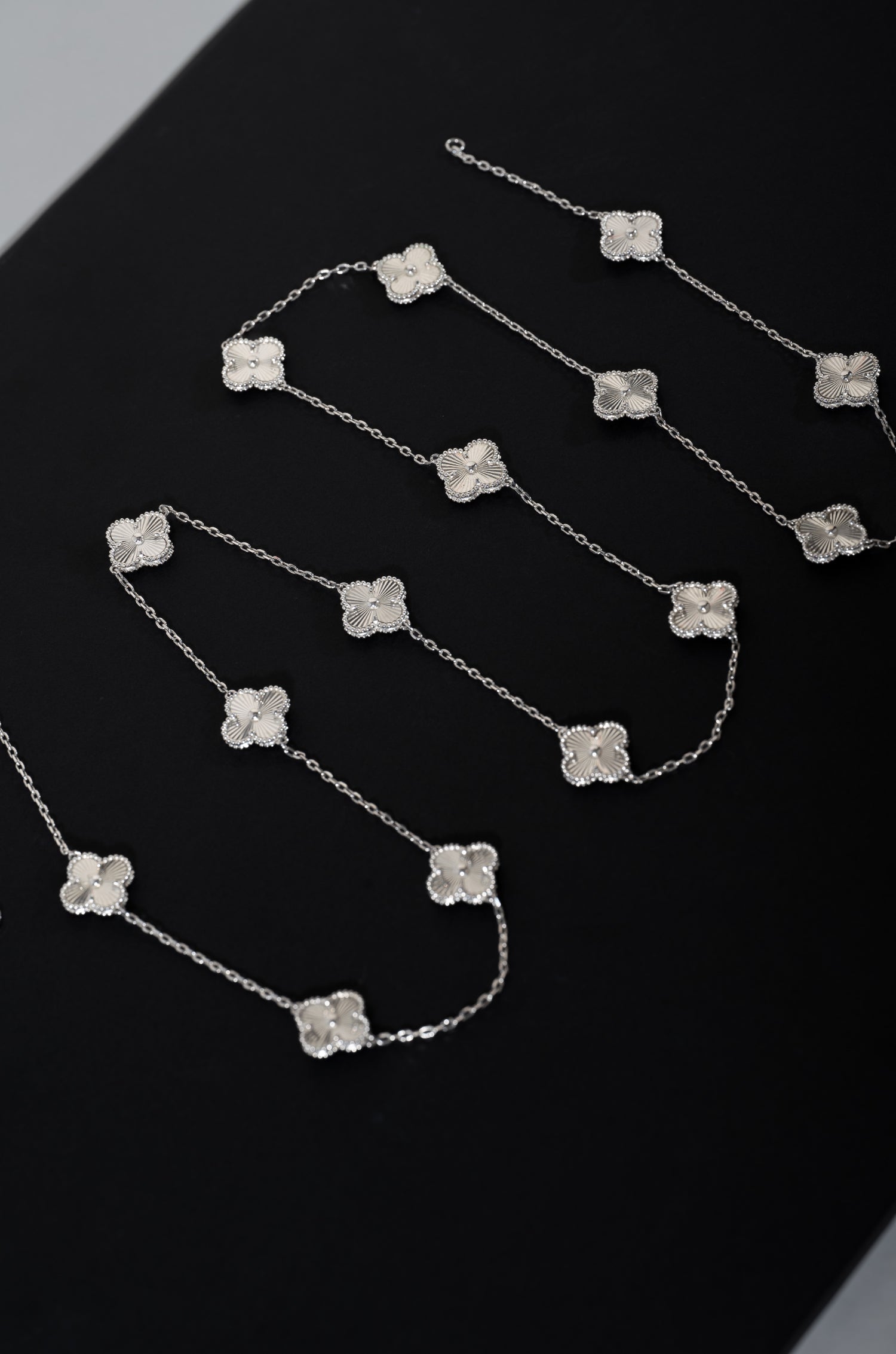 Gardenia Glow Van Chief Neckchain