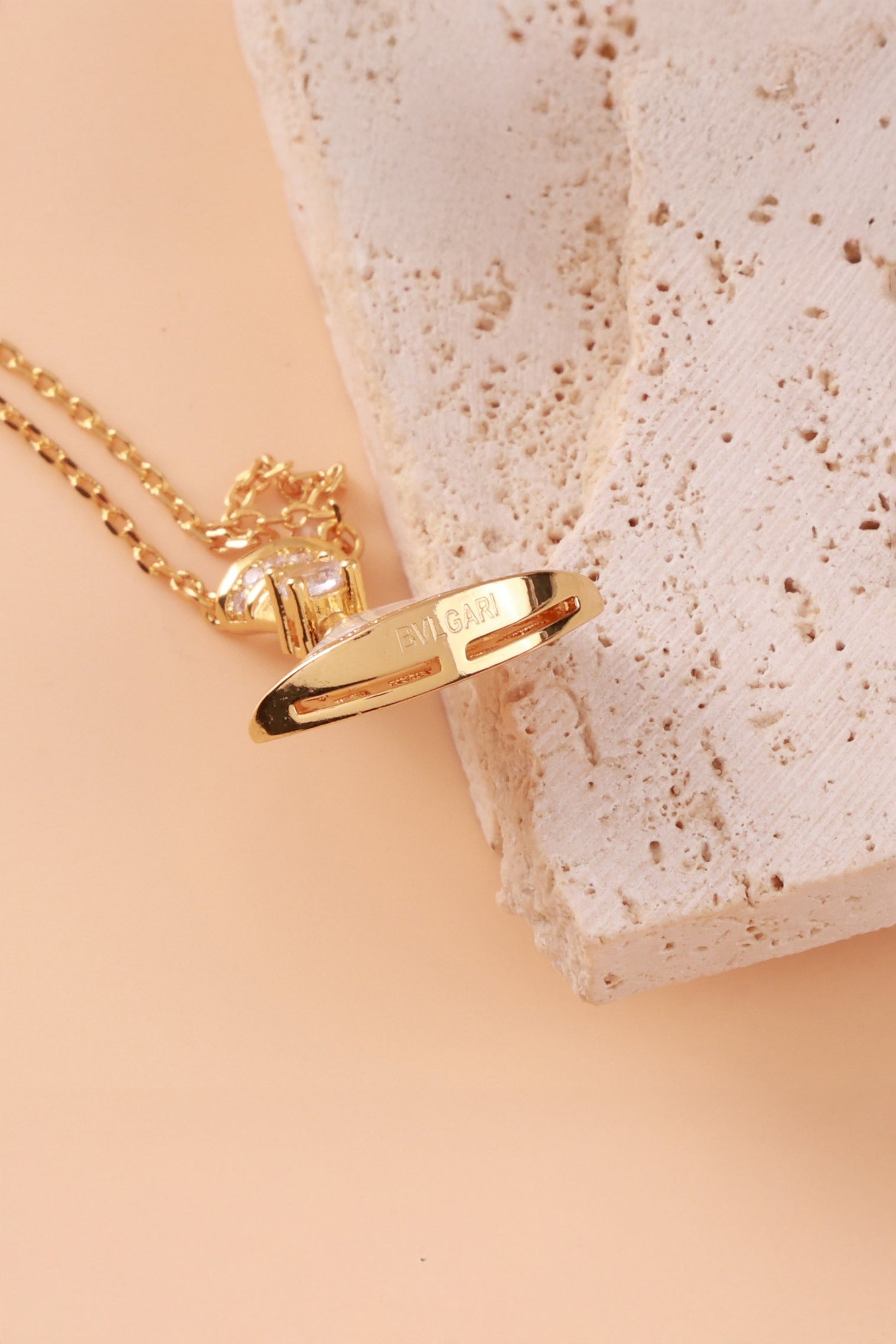 Velaria Beige Bulgaree Neckchain