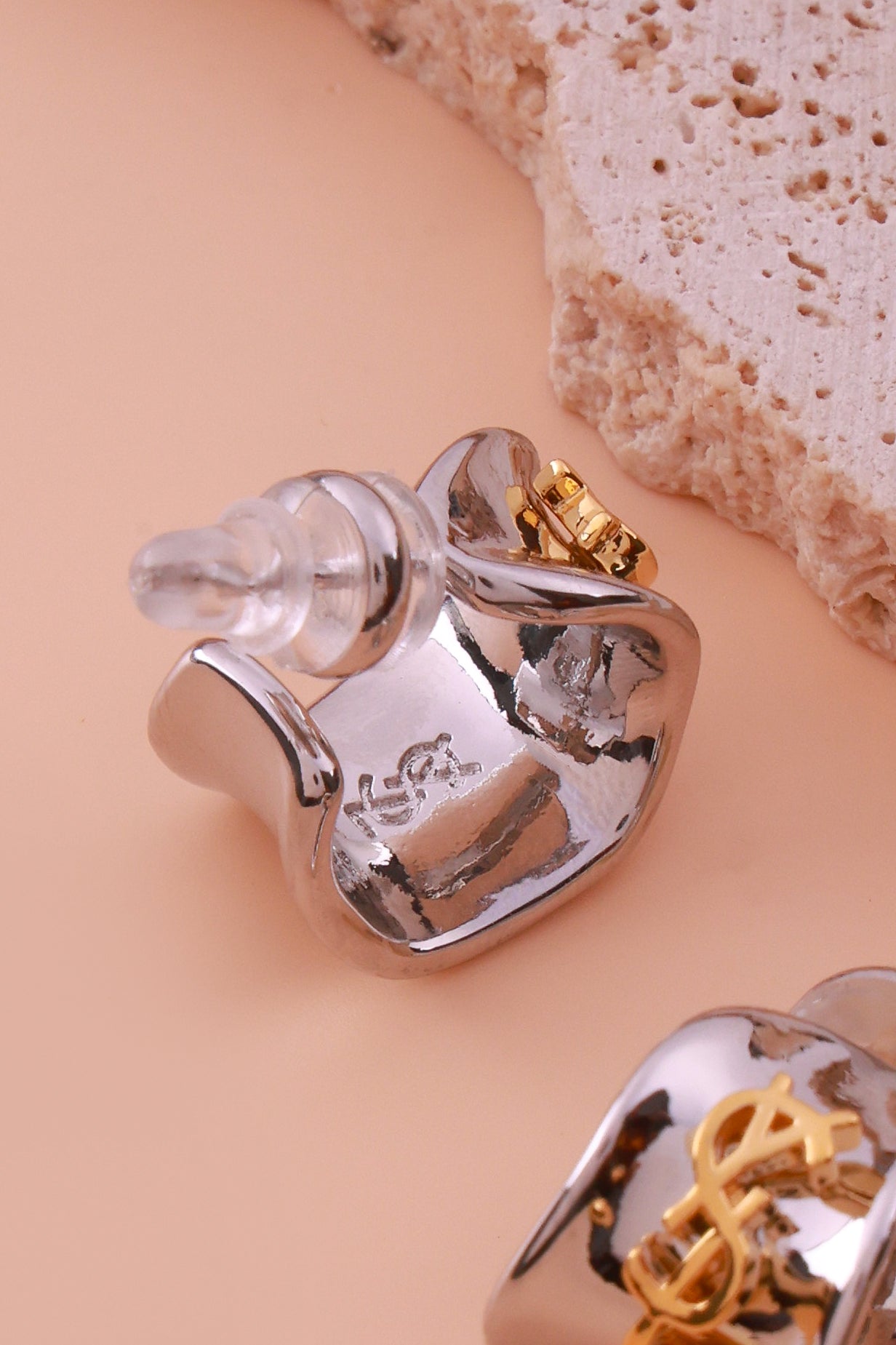 Nova Twist Yes Saint Laue Earrings