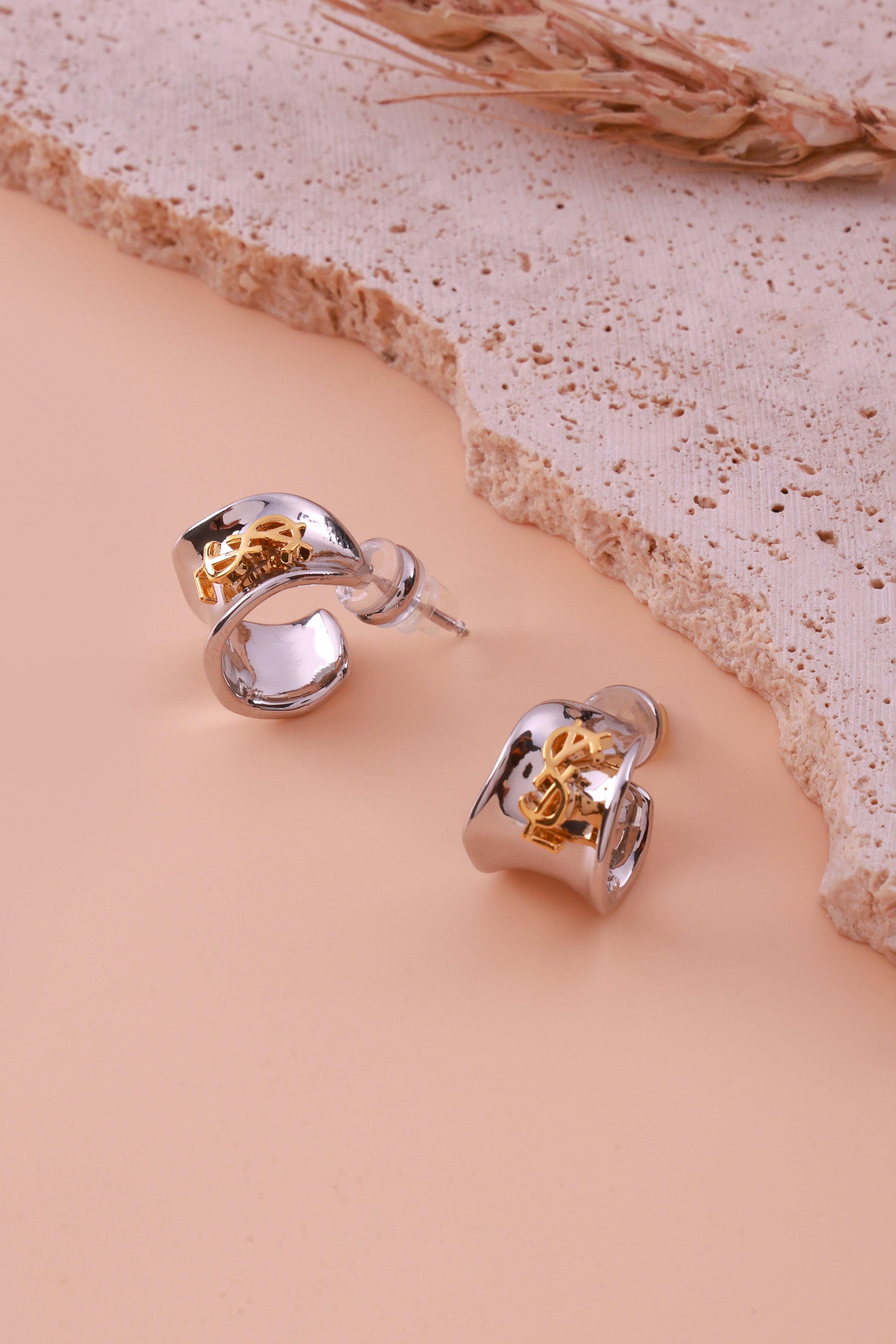 Nova Twist Yes Saint Laue Earrings