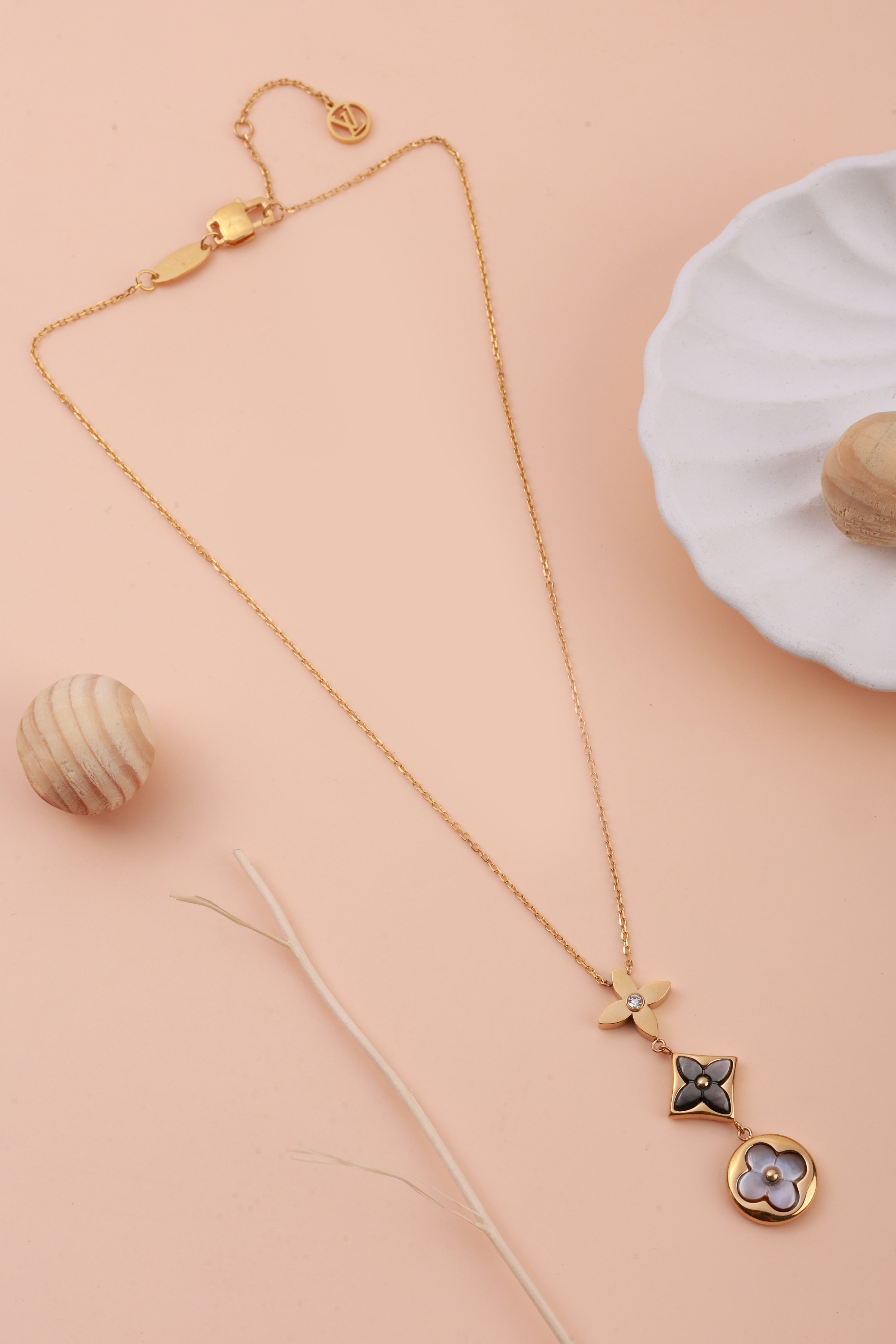 Chic Black & White Floral Elvy Neckchain