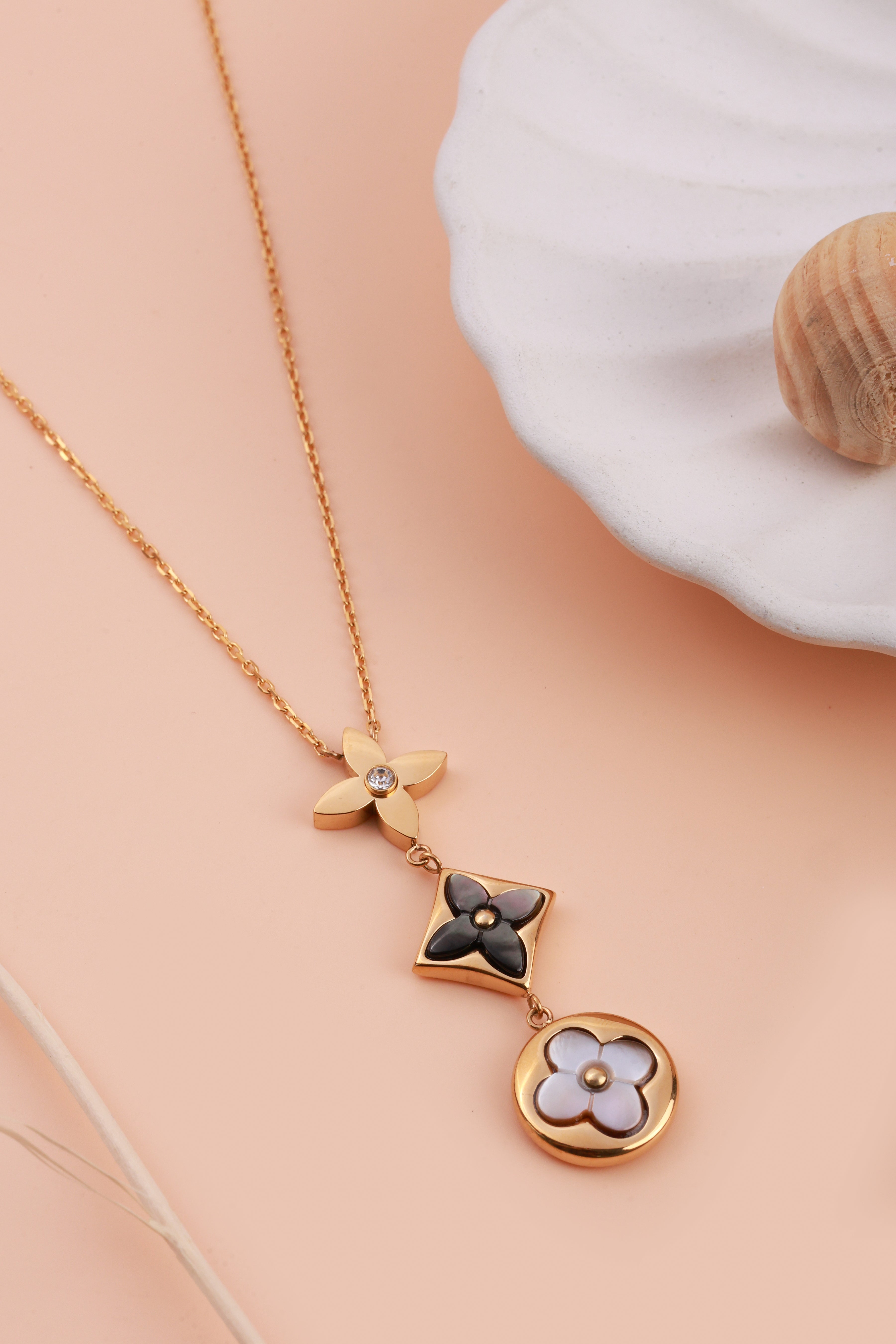 Chic Black & White Floral Elvy Neckchain