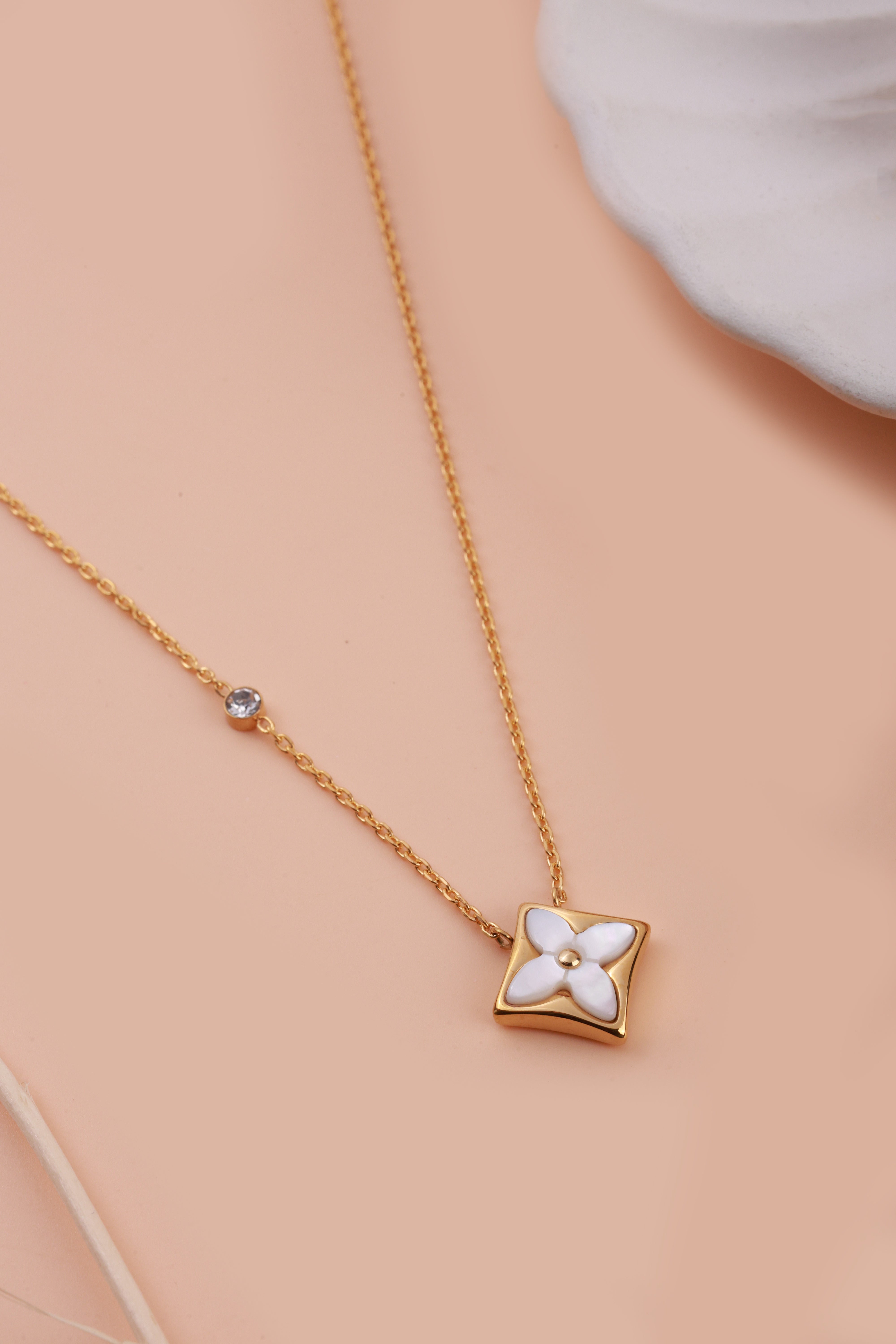 Chic White Floral Elvy Neckchain