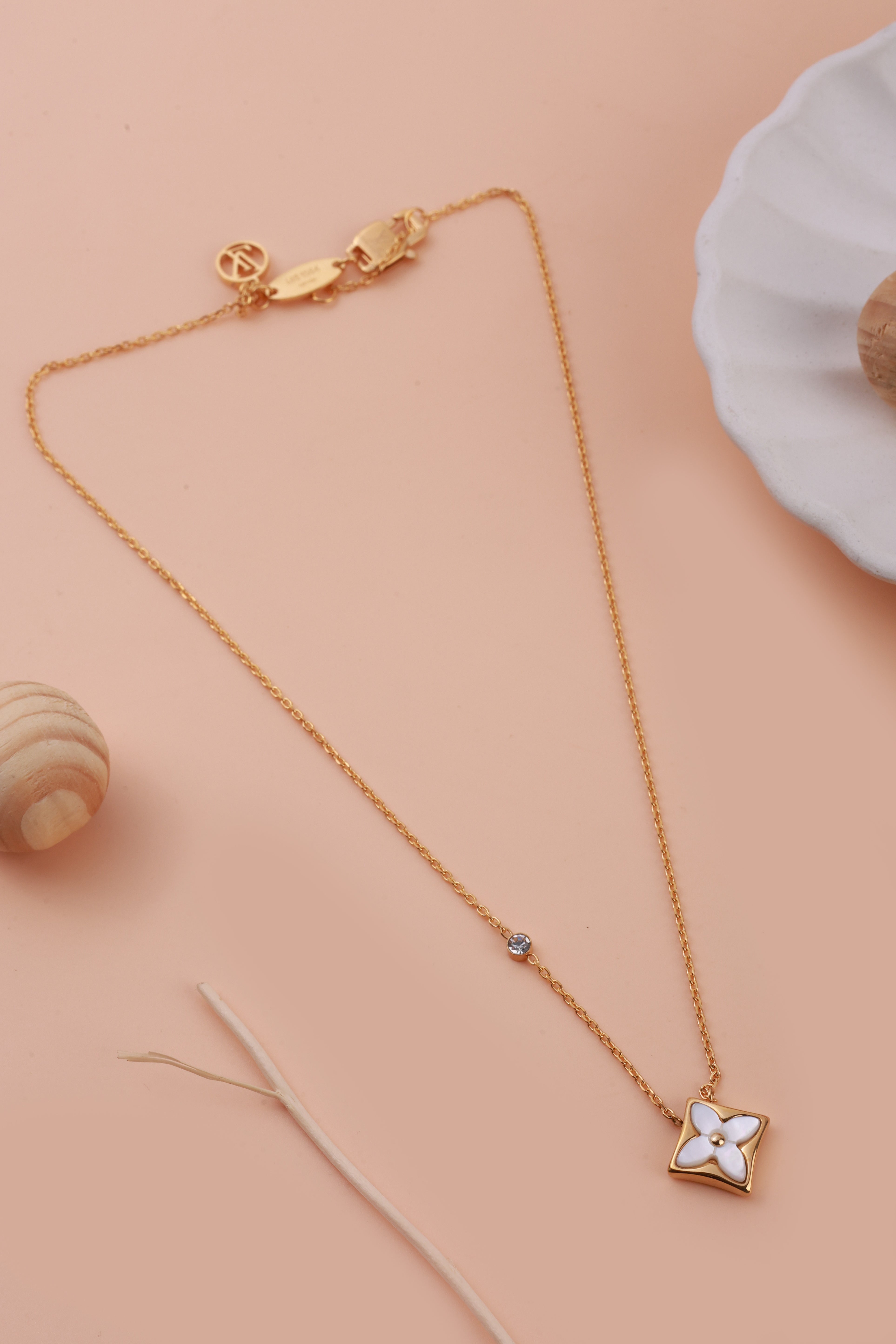 Chic White Floral Elvy Neckchain