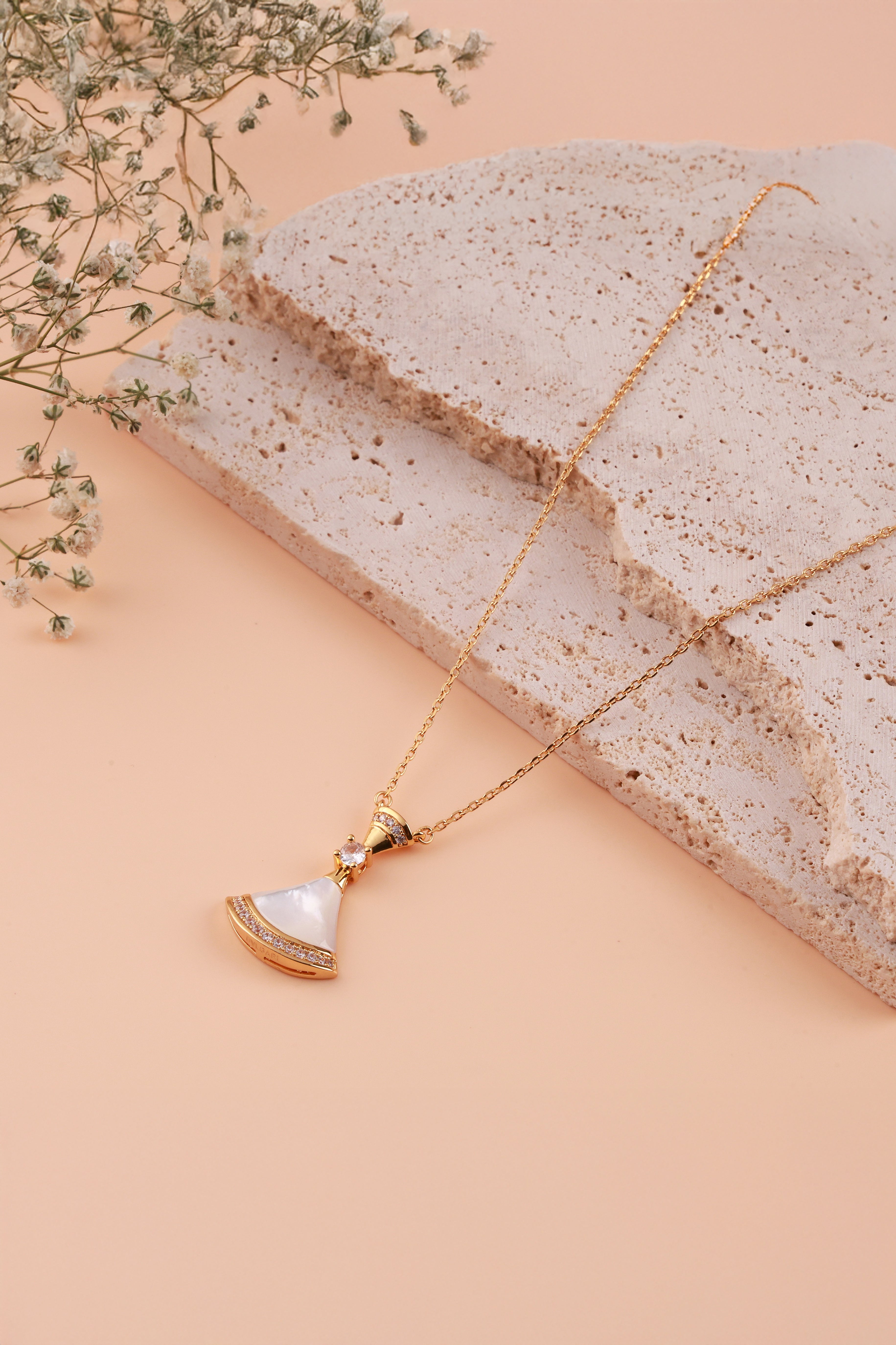 Velaria Beige Bulgaree Neckchain