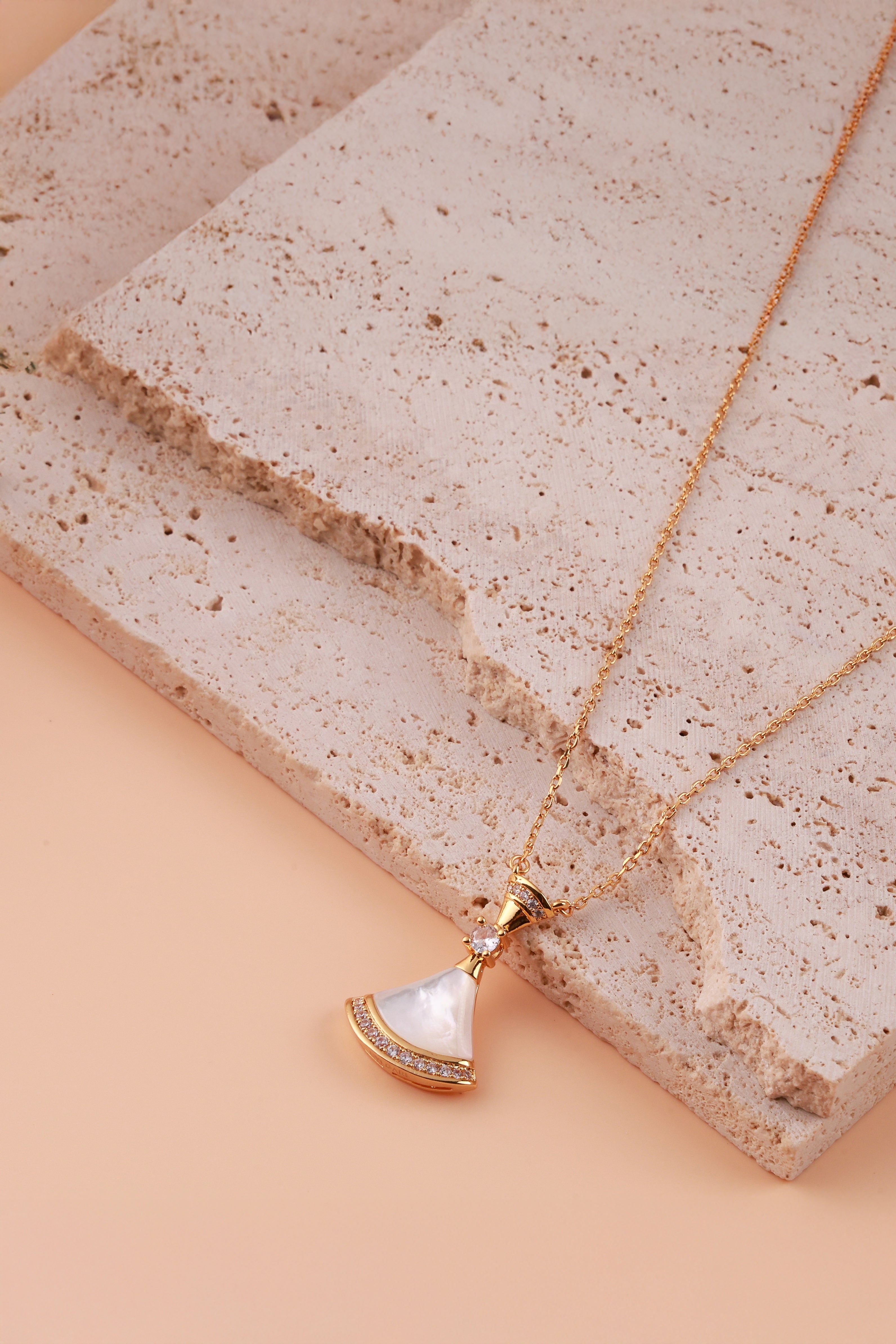 Velaria Beige Bulgaree Neckchain